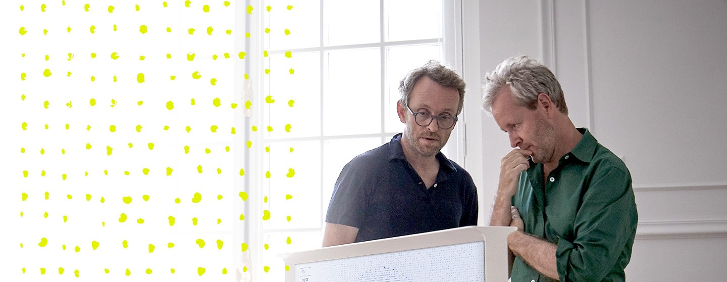 Ronan ve Erwan Bouroullec, The Serif’e bakıyor.