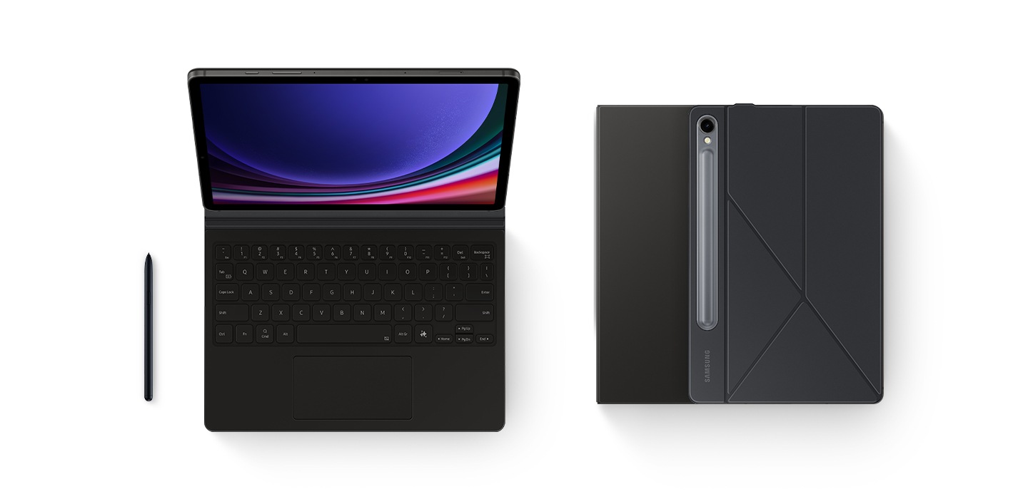 Book Cover Keyboard takılı Galaxy Tab S9, yanında takılı S Pen ile birlikte önden gösteriliyor. Yanda birinin yüzü yukarı, diğerinin ise aşağı dönük olduğu iki kapalı cihaz, birbirinin üstünde duran klavye kılıflarıyla birlikte görünüyor.