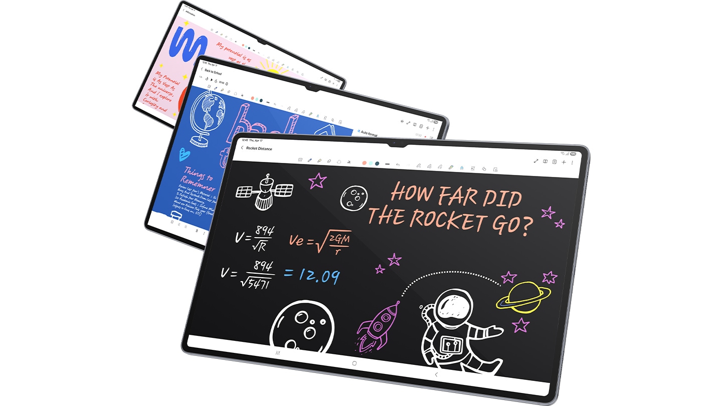 Üç Galaxy Tab S10 Serisi cihaz arka arkaya dizilmiş. Hepsinin ekranında Not Asistanı uygulaması açık ve farklı ödevler gösteriliyor.