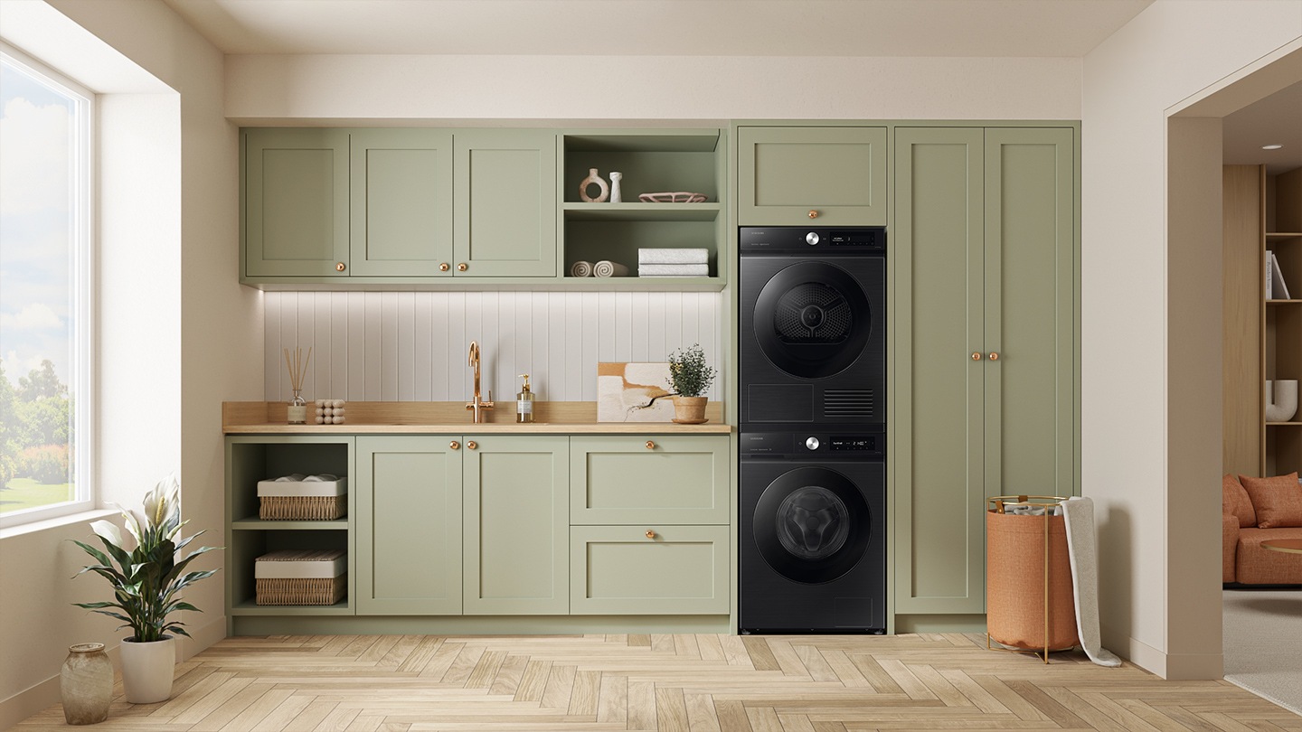 WW7000D, kurutma makinesi ile birlikte çamaşır odasına yerleştirilmiş.