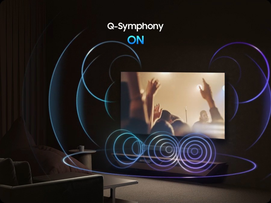 TV’de bir konser sahnesi görüntüleniyor. Q-Symphony kapalıyken TV altındaki Soundbar sesi tek başına oynatıyor ve küçük ses dalgaları yayıyor. Q-Symphony açıkken ise TV ve Soundbar sesi birlikte oynatarak senkron bir şekilde büyük ses dalgaları yayıyor.