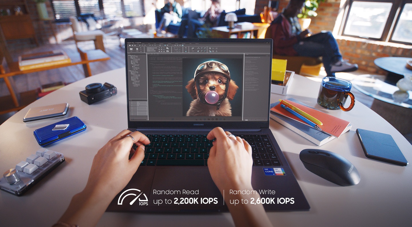 Bir kişi dizüstü bilgisayarda bir yapay zeka uygulaması kullanıyor. “Random Read up to 2,200K IOPS” (2200K IOPS’ye Kadar Rastgele Okuma), “Random Write up to 2,600K IOPS” (2.600K IOPS’ye Kadar Rastgele Yazma) ifadeleri, yanda rastgele hızı gösteren bir simgeyle görüntüleniyor.
