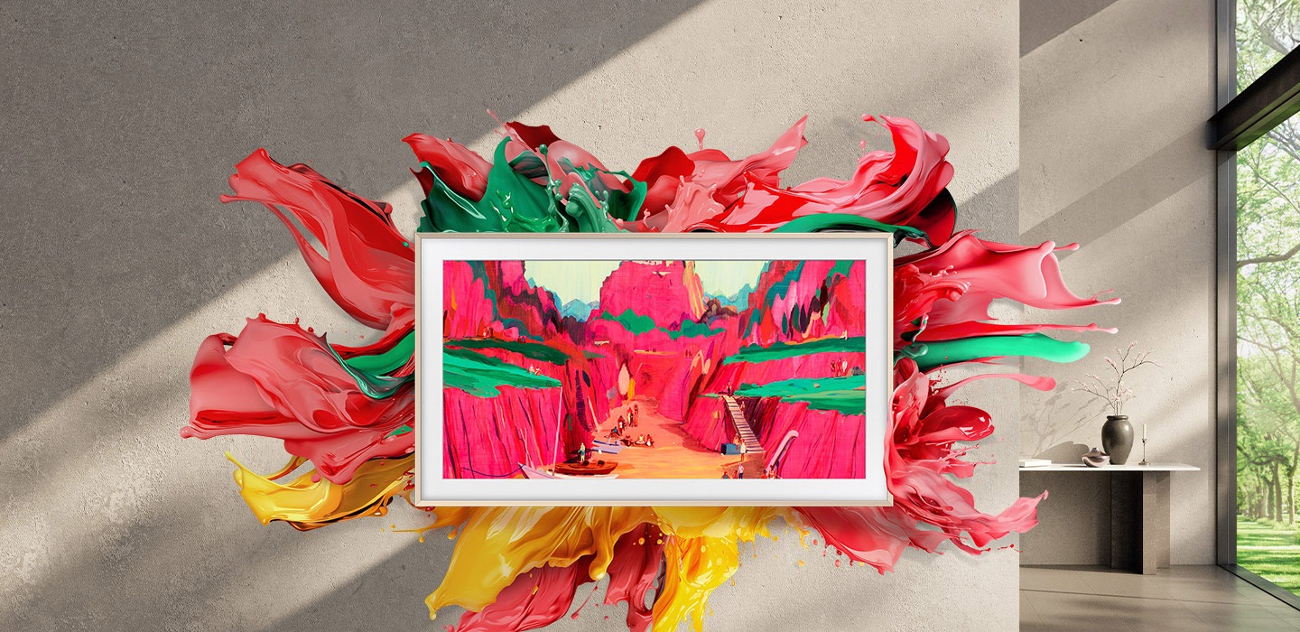 Bir sanat çalışmasının gösterildiği The Frame TV, arka planda çeşitli renklerde boya sıçratılmış bir duvara asılmış.