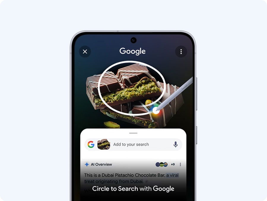  Akıllı telefon ekranında bir müzik tanıma uygulaması dinleme modunda görülüyor ve arka planda dans eden bir kişi yer alıyor. TOMORROW X TOGETHER’dan “Open Always Wins” için arama sonuçları aşağıda görüntüleniyor. Ekran, bir daire ve kalemle vurgulanmış “Dubai Fıstıklı Çikolata Barı”na geçiş yapıyor, yanında Google arama seçeneği bulunuyor.