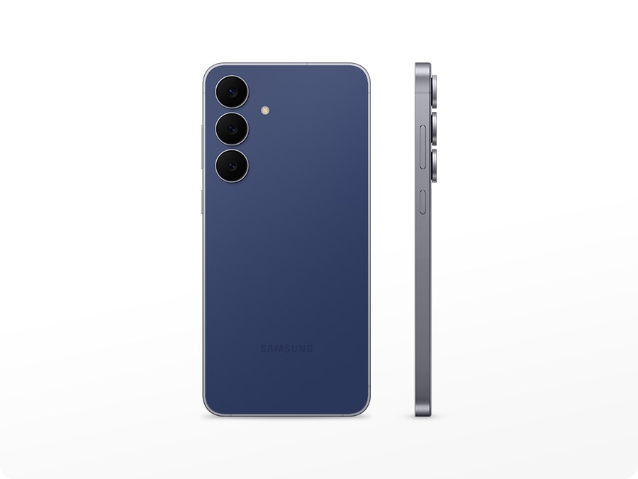 İki adet Galaxy S25 FE cihaz yan yana duruyor. Soldaki Lacivert modelin arkası öne bakarken sağ taraftakinin ise sol yanı öne bakıyor.