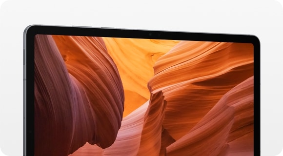 Canlı ve renkli bir görünüme sahip Galaxy Tab S11 ekranı, daha ince çerçeveli tasarımıyla tabletin etkileyici ekran kalitesini öne çıkarır.