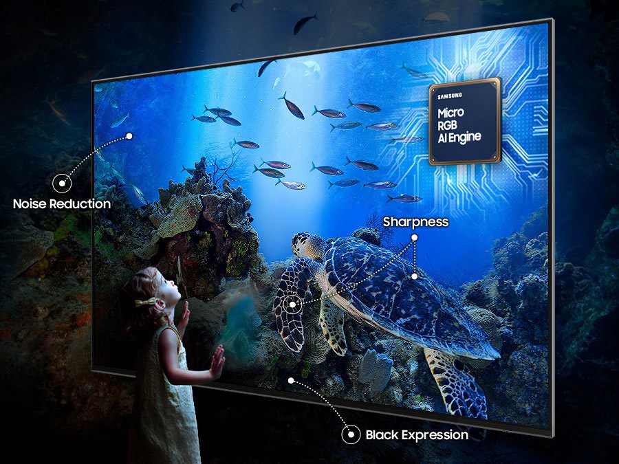 Bir çocuk, Samsung Micro RGB AI Engine ile optimize edilmiş Keskinlik, Gürültü Önleme ve Siyah Gösterme teknolojilerini gözler önüne seren bir su altı sahnesini izliyor.