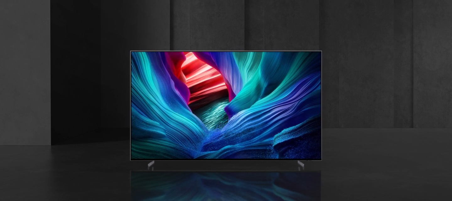 Micro RGB TV’nin süper ince metal çerçevesi ön plana çıkarılıyor. TV’nin yan profilini tamamen görmek için uzaklaştırın. TV daha sonra öne doğru çevriliyor. Ekranda soyut renklerden oluşan bir sahne oynatılıyor.