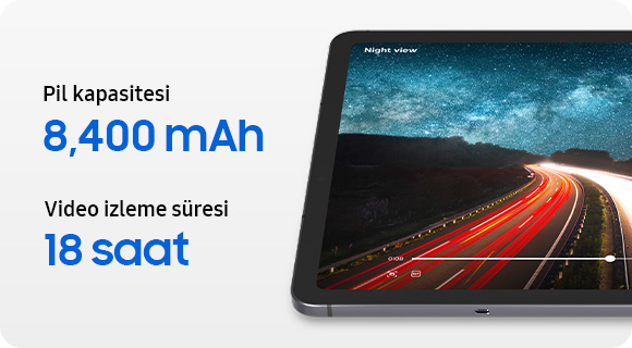Galaxy Tab S11 ekranının bir kısmında, yol üzerindeki bir nesnenin yüksek hızlı videosu gösteriliyor. Metinde gün boyunca uzun süreli kullanım sunan uzun pil ömrünü vurgulamak için “Pil kapasitesi 8.400 mAh ve 18 saate kadar video izleyin” yazıyor.
