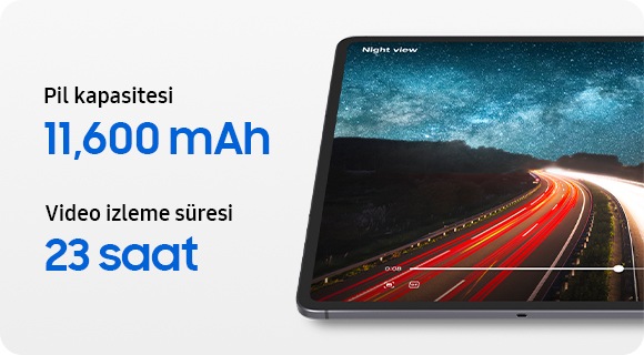 Galaxy Tab S11 Ultra ekranının bir kısmında, yol üzerindeki bir nesnenin yüksek hızlı videosu gösteriliyor. Metinde gün boyunca uzun süreli kullanım sunan uzun pil ömrünü vurgulamak için “Pil kapasitesi 11.600 mAh ve 23 saate kadar video izleyin” yazıyor.