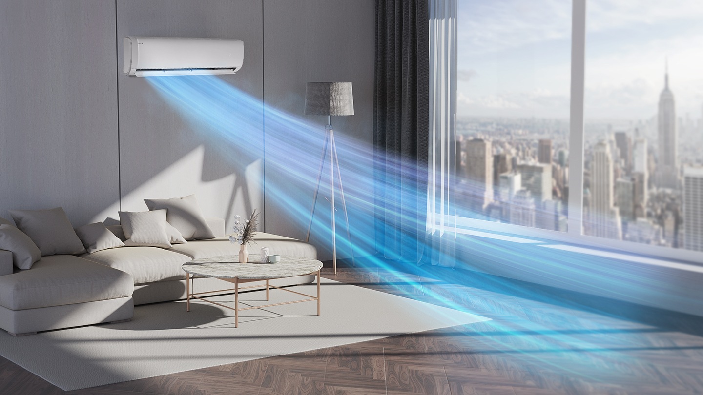 Samsung duvar tipi klima, şehir manzaralı modern bir oturma odasına serin hava üflüyor