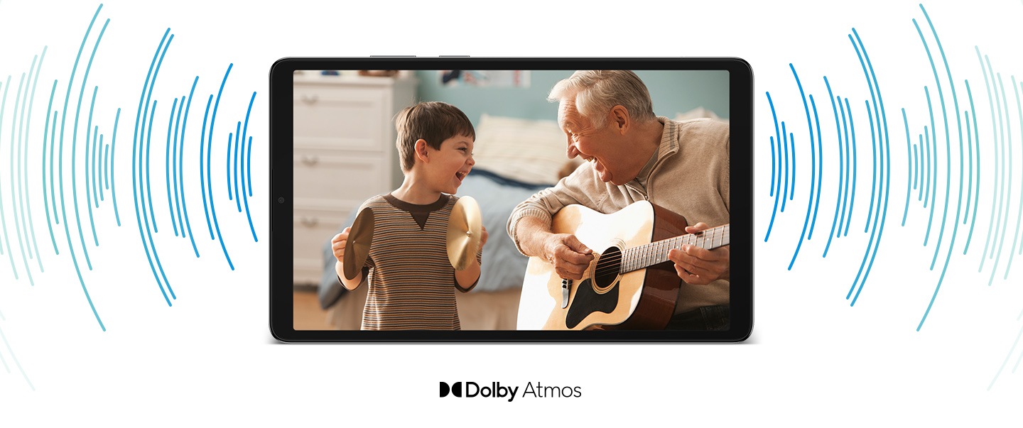Galaxy Tab A11’in ön yüzü gösteriliyor. Ekranda, heyecanlı bir çocuk ile birlikte akustik gitar çalan yaşlı bir adam görünüyor. Tabletin arkasında, ses dalgalarını temsil eden dairesel desenli bir grafik hem sağa hem de sola doğru uzanıyor. Galaxy Tab A11’in altında “Dolby Atmos” marka adı görüntüleniyor.