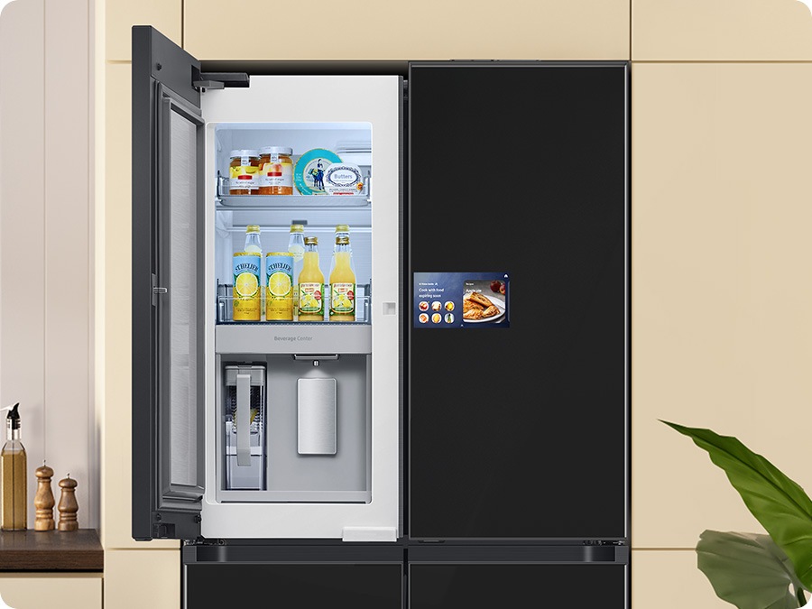 Kamera sol üst kapının içindeki Beverage Center’a yakınlaşıyor. Bardak tutan bir el kadraja giriyor ve bardağa su dispenserinden su dolduruyor. Yanında Otomatik Dolumlu Sürahi yer alıyor. Su dolduruluyor.
