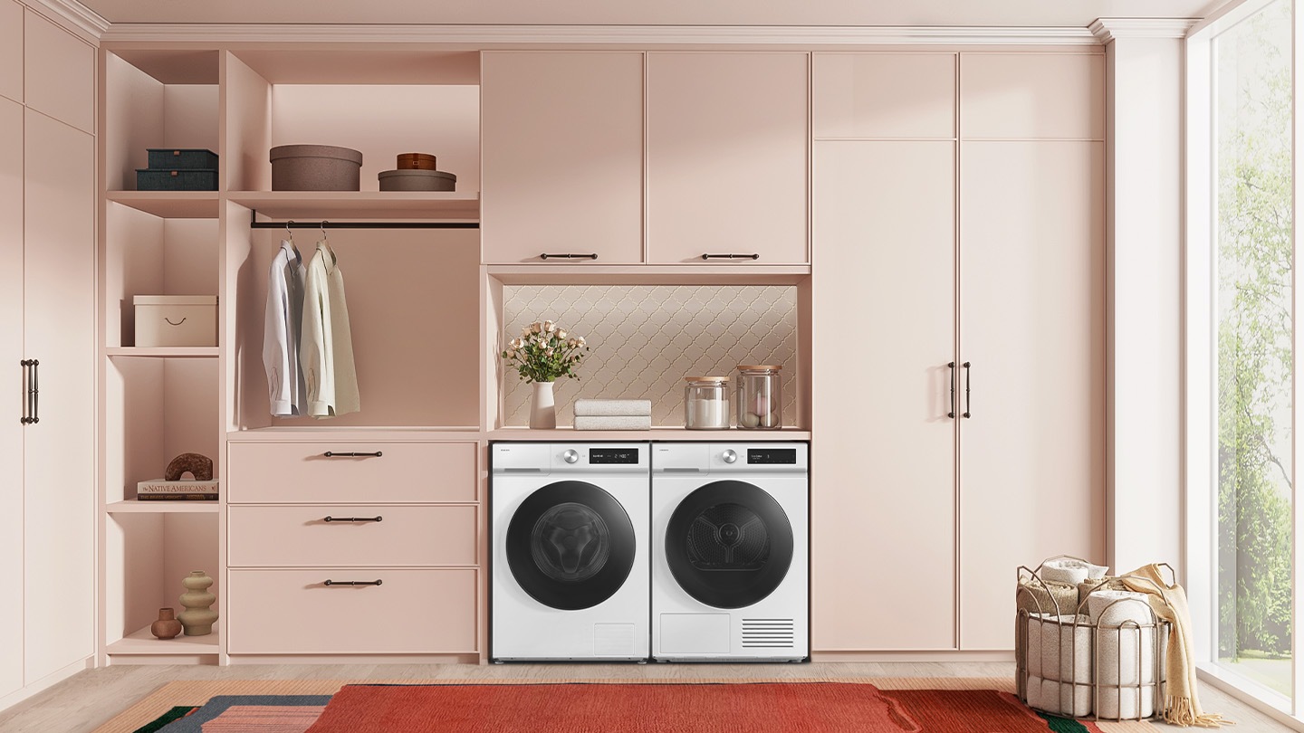 Kurutma makinesi, çamaşır makinesi ile birlikte modern bir çamaşır odasına kurulmuş.