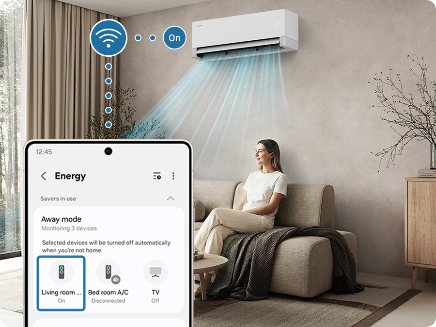 Bir kadın oturma odasında otururken, duvara monte edilmiş klima çalışır durumda görülüyor. Wi-Fi bağlantısı sayesinde SmartThings uygulaması üzerinden oturma odası klimasının açık olup olmadığını kontrol edebilirsiniz. Yapay Zeka Destekli Boş Alan Algılama ise oturma odasında kimsenin olmadığını tespit ederek cihazı otomatik olarak kapatır.