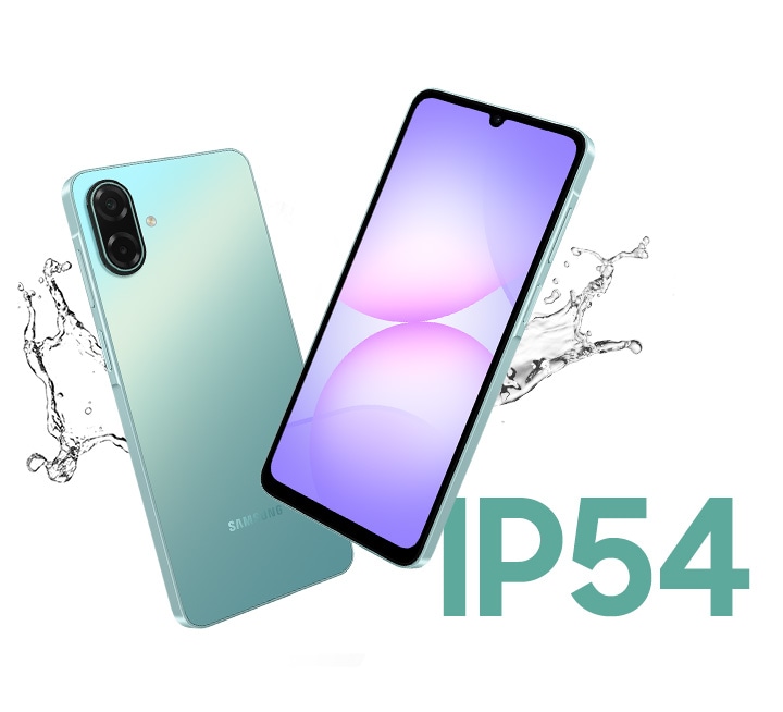 İki Galaxy A07 5G cihaz, su sıçramalarıyla IP54 koruması vurgulanıyor.