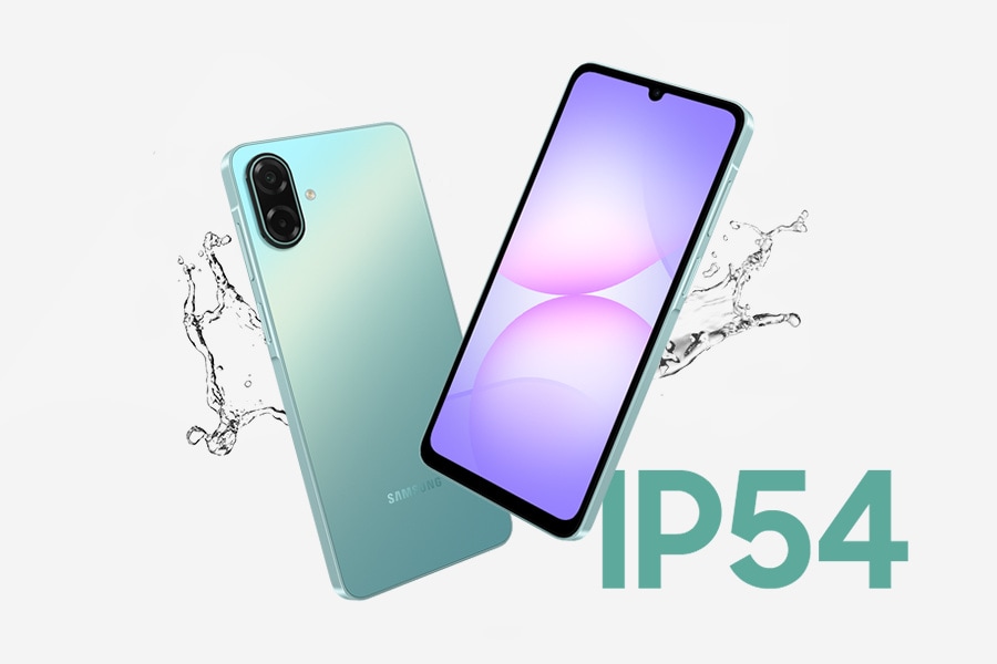 İki Galaxy A07 5G cihaz, su sıçramalarıyla IP54 koruması vurgulanıyor.