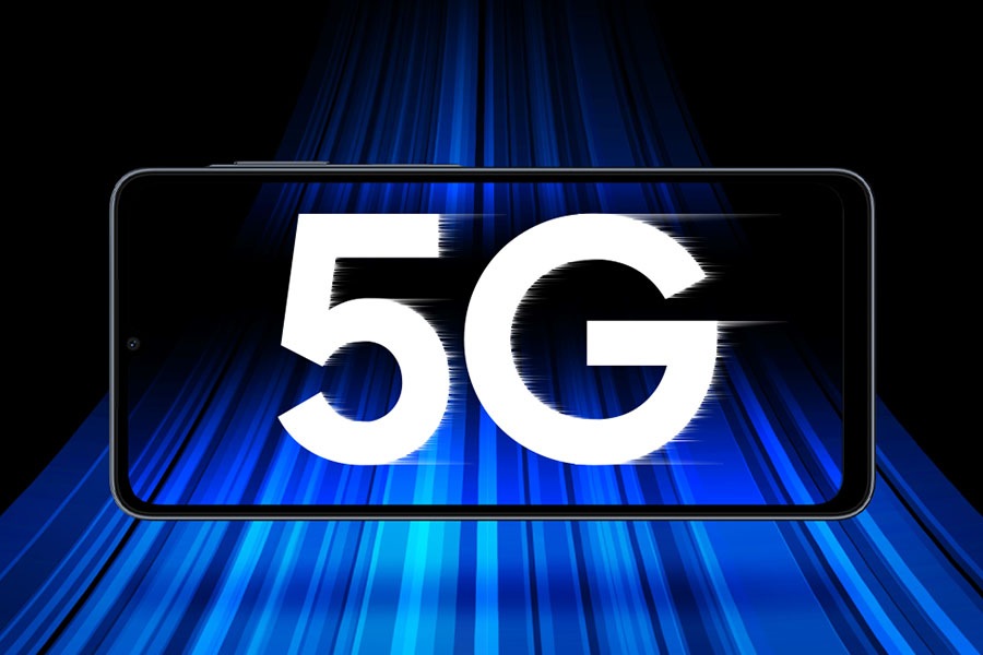 Galaxy A07 5G ekranında neon mavi hareket çizgileriyle 5G yazısı.