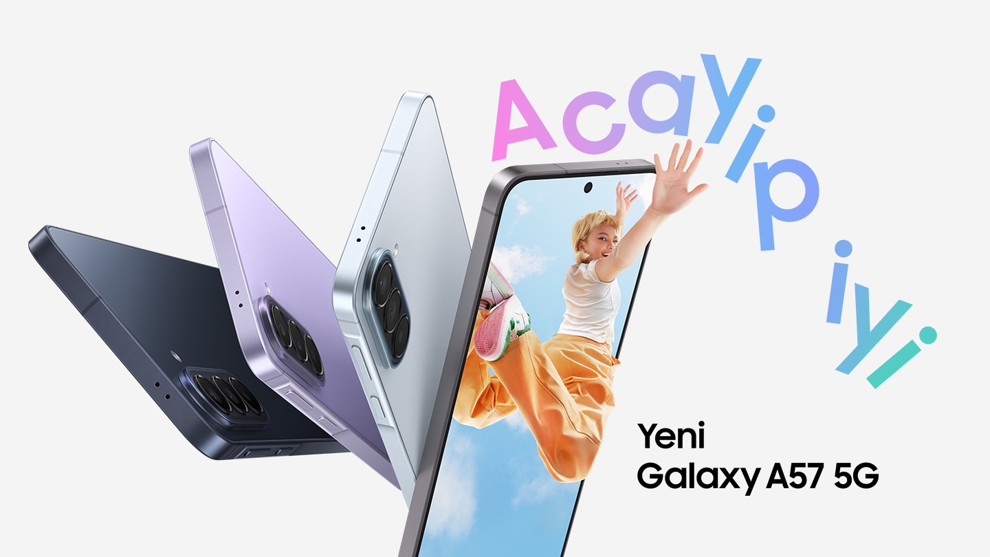 Lacivert, Lila ve Buz mavisi renklerindeki Galaxy A57 5G, ince tasarımı ve Üçlü Arka Kamera sistemi vurgulanacak şekilde yandan ve arkadan gösteriliyor. Acayip İyi Gri renkteki Galaxy A57 5G, hafif sağa dönük şekilde konumlandırılmış. Ekranında ise havaya zıplayan ve eli telefon ekranının dışına uzanıyormuş gibi görünen genç bir kadının canlı renklerle dolu görüntüsü yer alıyor. Acayip İyi. Yeni Galaxy A57 5G.