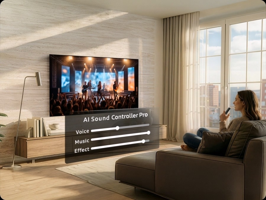 Kadın, bir Samsung TV’de müzikal performans izliyor. Altında AI Ses Kontrolü Pro, sesi üç ayrı parça olarak gösteren ses seviyesi göstergelerini sunuyor: Ses, Müzik, Efekt. Uzaktan kumandaya “Şarkıcının sesini daha fazla duymak istiyorum” dediğinde sistem, şarkıcının Ses seviyesini artırıp Müzik ve Efekt seviyelerini düşürüyor.