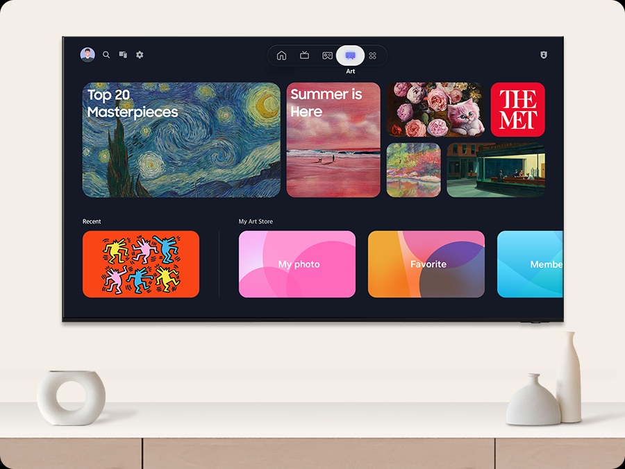 Duvara monte edilmiş bir Samsung TV, özel olarak seçilmiş sanat eseri koleksiyonlarını, güncel eserleri ve kişisel galerileri sergileyen Samsung Sanat Mağazası arayüzünü gösteriyor.