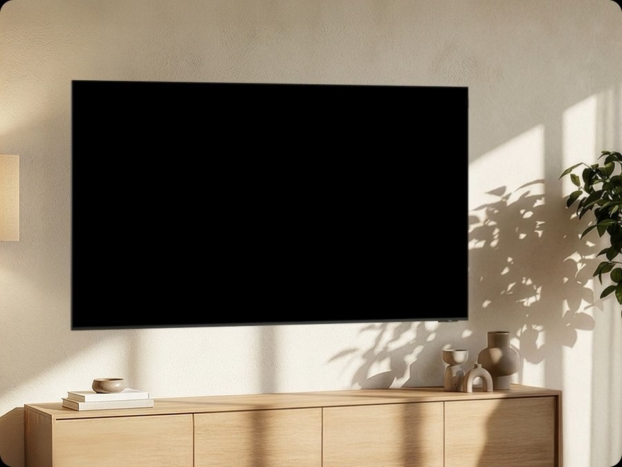 Oturma odasındaki Samsung TV, TV’ye doğru yürüyen bir kişiyi algıladığında Now Brief arayüzünü gösterecek şekilde açılıyor. Now Brief arayüzünde hava durumu, önerilen içerikler ve akıllı ev güncellemeleri hakkında bilgiler gösteriliyor.