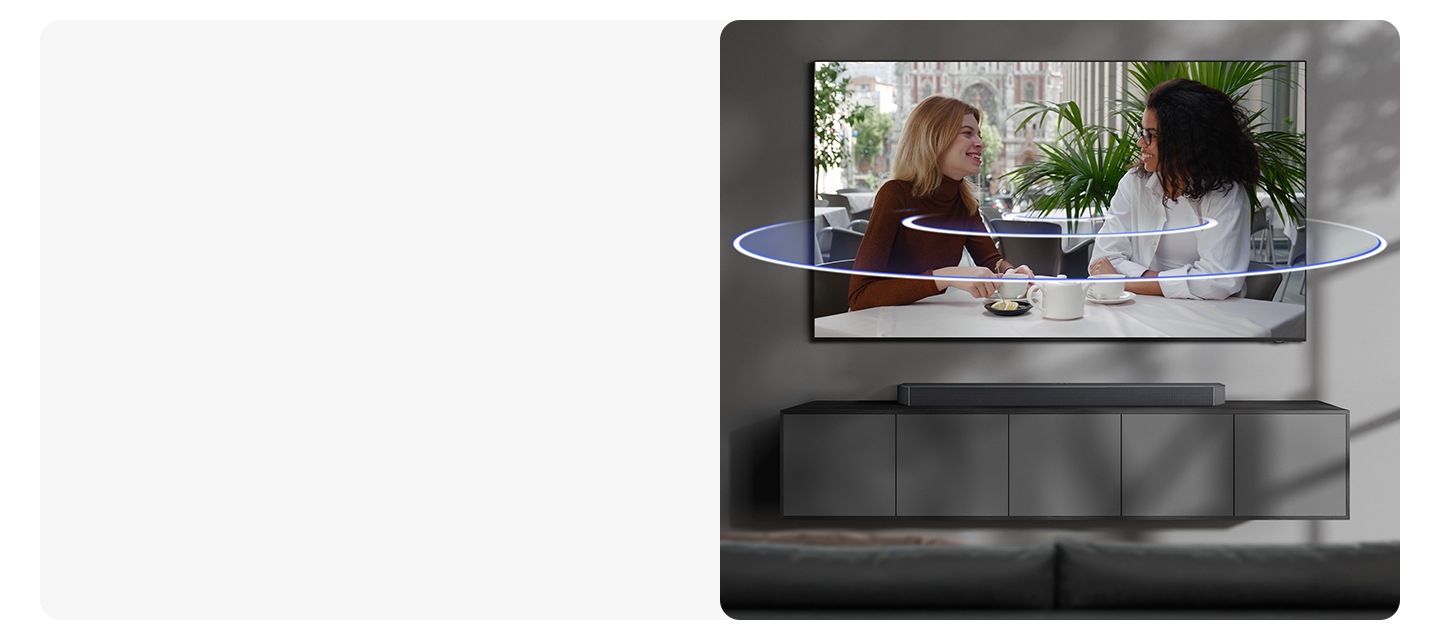 Televizyonda konuşan insanların yer aldığı bir sahne görünüyor. TV’nin altındaki soundbar’dan ses dalgaları yayılıyor. Ses Yükseltme sayesinde ses dalgaları daha sonra yavaşça TV'nin merkezine yükselerek sesin artık karakterlerin bulunduğu seviyeden geldiğini gösteriyor.
