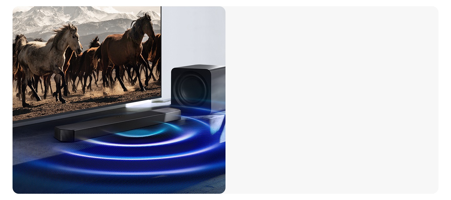 TV’nin altındaki Samsung soundbar’dan ses dalgaları yayılırken yanındaki derin baslı hoparlör kapalı.