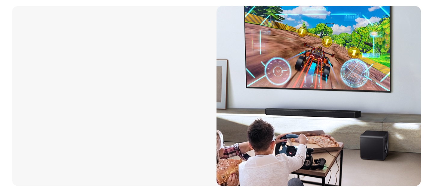İki kişi, Samsung soundbar’larında Game Pro modu ile 3D benzeri sürükleyici bir oyun deneyiminin keyfini çıkarıyor.