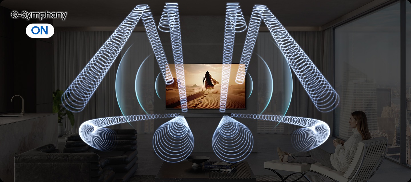 Soundbar bulunan oturma odasındaki bir kadın, televizyonda sinematik bir sahne izliyor. Q-Symphony KAPALI olduğunda ses dalgaları soundbar’dan farklı yönlere yayılıyor. Q-Symphony AÇIKKEN ses dalgaları TV’den de yayılıyor. Bu da soundbar ve TV’nin sesi birlikte verdiğini gösteriyor.