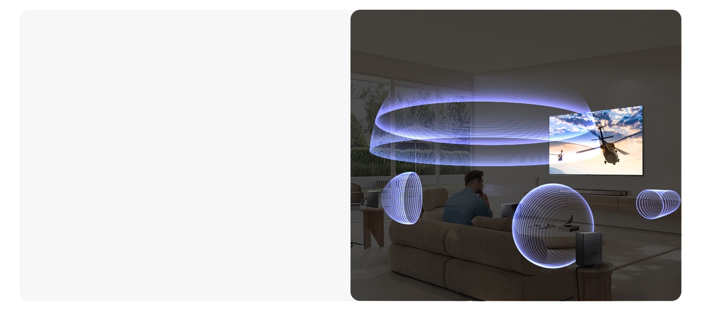 Bir adam TV izliyor. Soundbar ve arka hoparlörler farklı yönlerde hareket eden çeşitli ses dalgaları yayıyor.