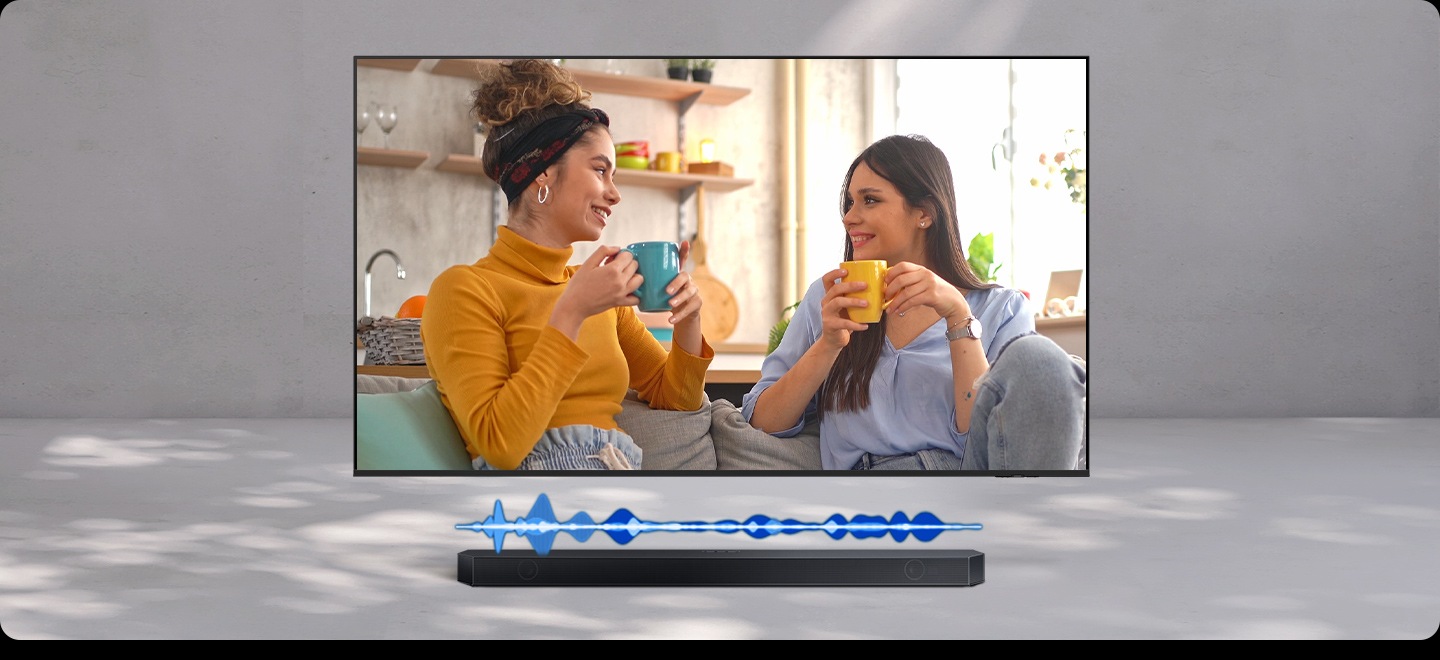 Bir TV’de iki kadın arasındaki bir sohbet, bir spor karşılaşması, müzik temalı bir sahne ve havalanan bir uzay gemisinin sinematik görüntüsü gibi farklı sahneler arasında geçiş yapılıyor. TV’nin altındaki soundbar farklı düzeylerde ses çalıyor ve bu durum, her sahnede dalgalanan ses çubuğuyla gösteriliyor.