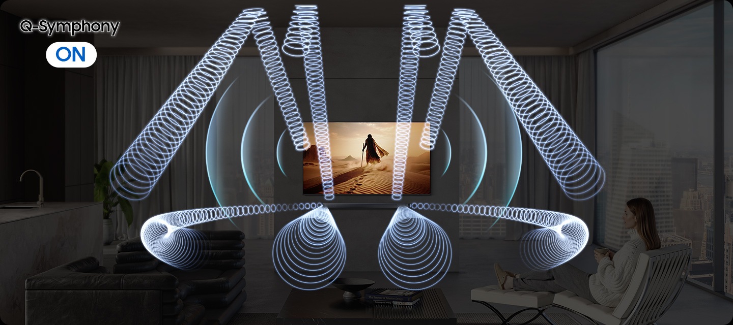 Soundbar bulunan oturma odasındaki bir kadın, televizyonda sinematik bir sahne izliyor. Q-Symphony KAPALI olduğunda ses dalgaları soundbar’dan farklı yönlere yayılıyor. Q-Symphony AÇIKKEN ses dalgaları TV’den de yayılıyor. Bu da soundbar ve TV’nin sesi birlikte verdiğini gösteriyor.