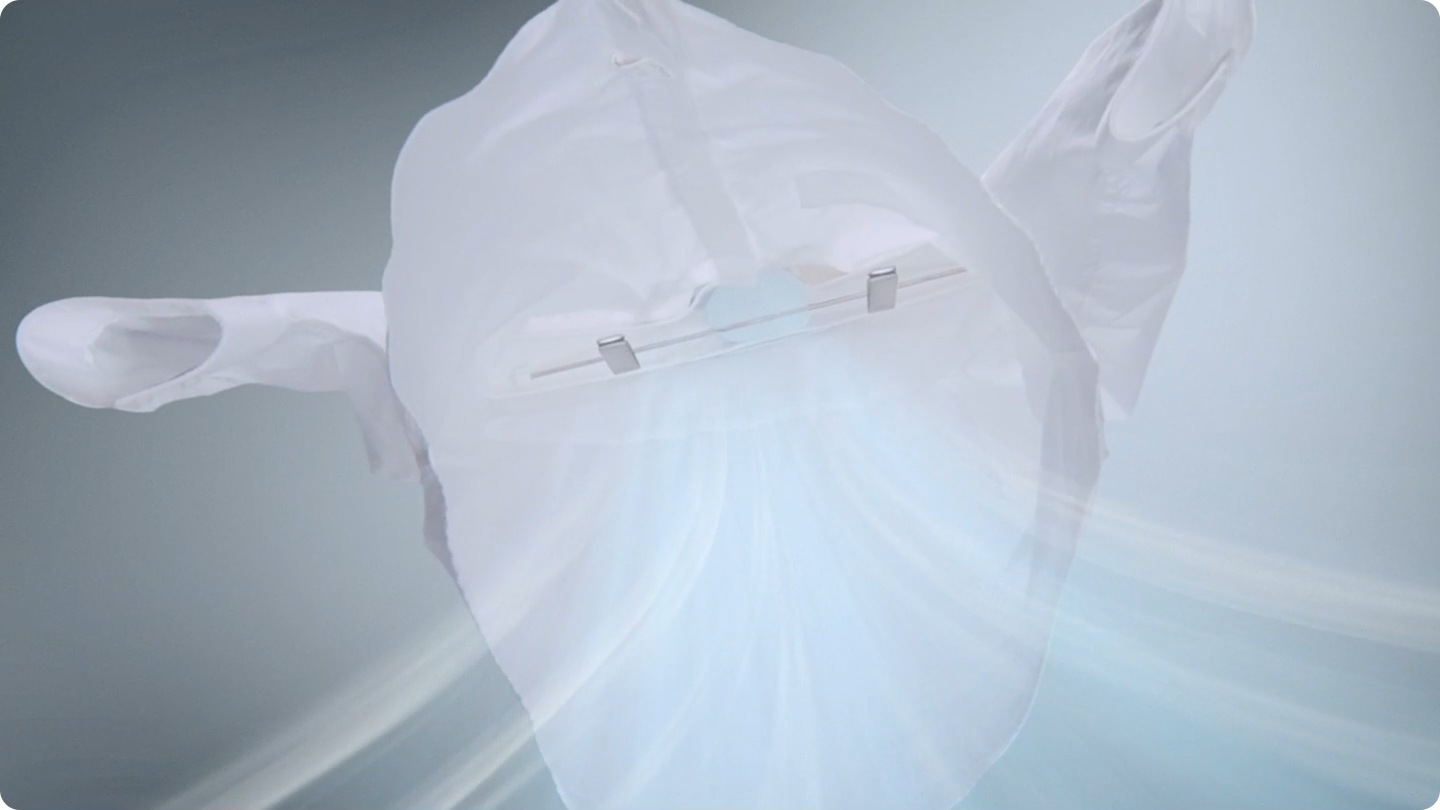 AirDresser’da asılı bir gömleğin iç ve dış kısımlarından geçen güçlü hava akışları sayesinde toz ve koku gideriliyor.