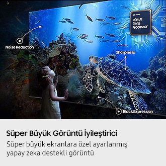 Bir çocuk, Mini LED’li Samsung NQ4 AI 2. Nesil İşlemci ile optimize edilmiş Keskinlik, Gürültü Önleyici ve Siyah Gösterme teknolojilerini gösteren bir su altı sahnesini izliyor.