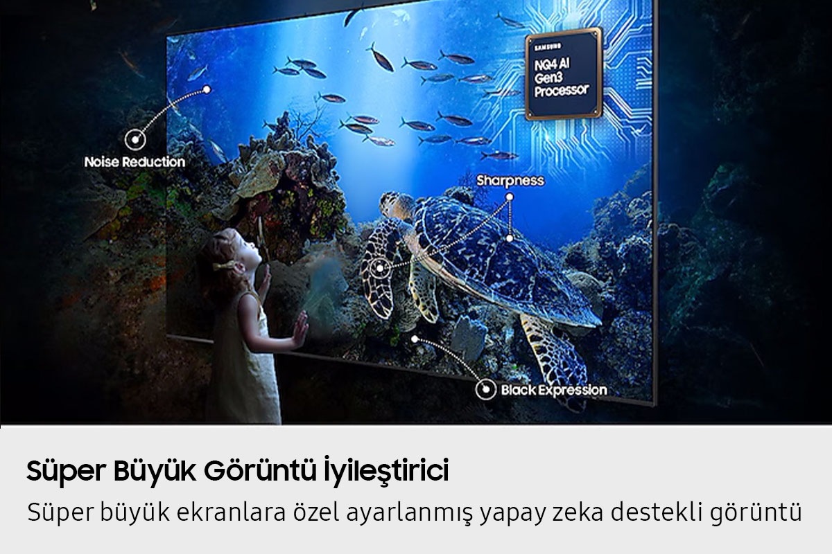Bir çocuk, Mini LED’li Samsung NQ8 AI 3. Nesil İşlemci ile optimize edilmiş Keskinlik, Gürültü Önleyici ve Siyah Gösterme teknolojilerini gösteren bir su altı sahnesini izliyor.