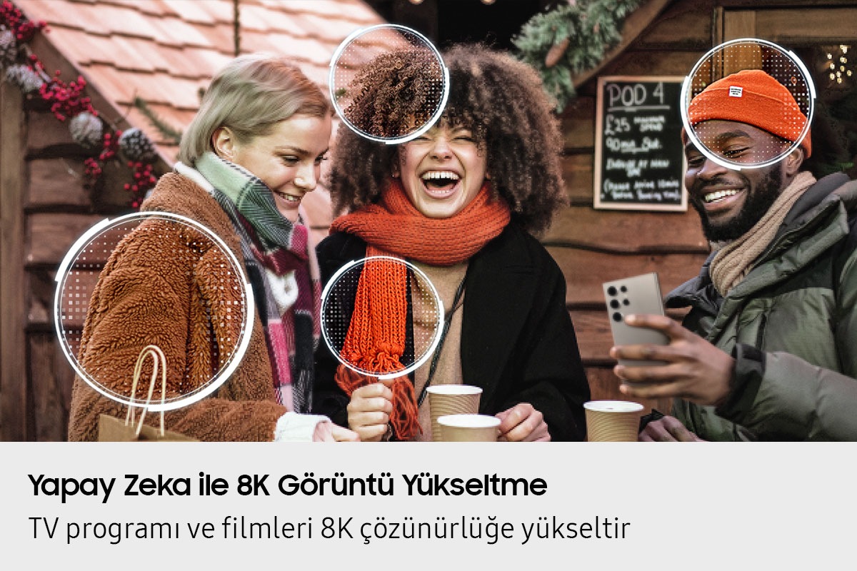 Açık havada üç kişinin güldüğü hafif grenli bir sahne. Ekranda Samsung NQ8 AI 2. Nesil İşlemci görünüyor. Ekranda birden fazla farklı noktayı algılayıp temizliyor. Daha sonra tüm ekranı temizleyerek sahnenin Mini LED ile daha keskin ve detaylı görünmesini sağlıyor.