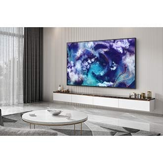 Modern bir oturma odasının duvarına monte edilmiş Neo QLED TV gösteriliyor. Ekranda canlı mavi dalgalar gösteriliyor.