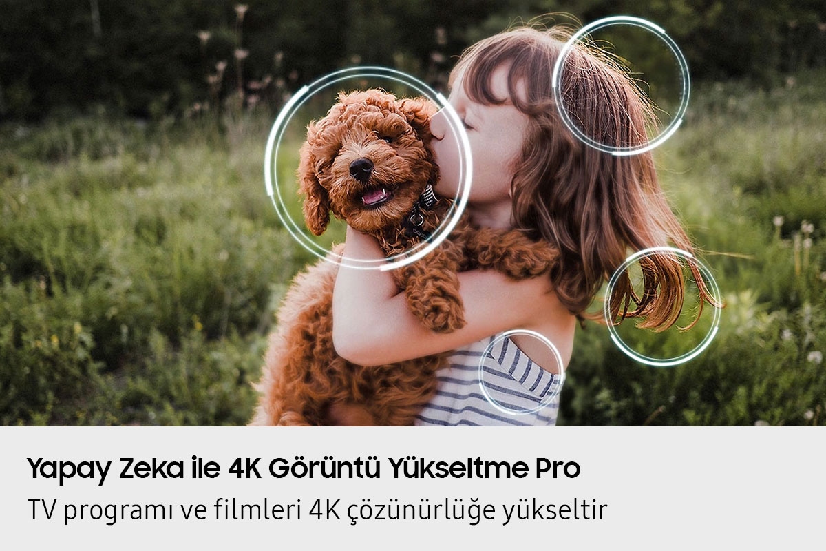 Yavru köpeği öpen bir küçük kız görseli. Samsung NQ4 AI 3. Nesil İşlemci, fotoğraf üzerinde ortaya çıkarak kızın saç ve kıyafetleri ile köpeğin yüzü dahil olmak üzere birçok detayı zenginleştiriyor. Sonuç olarak, Mini LED sayesinde en ince ayrıntıların bile görülebildiği çok daha net bir görsel ortaya çıkıyor.
