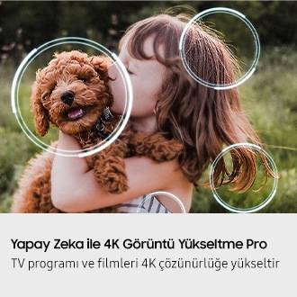 Yavru köpeği öpen bir küçük kız görseli. Samsung NQ4 AI 3. Nesil İşlemci, fotoğraf üzerinde ortaya çıkarak kızın saç ve kıyafetleri ile köpeğin yüzü dahil olmak üzere birçok detayı zenginleştiriyor. Sonuç olarak, Mini LED sayesinde en ince ayrıntıların bile görülebildiği çok daha net bir görsel ortaya çıkıyor.