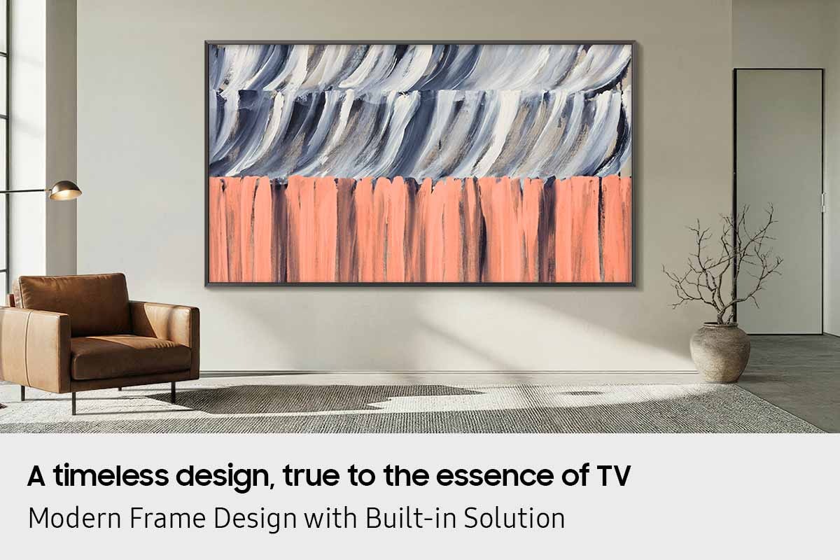 Büyük pencereli, deri koltuklu ve lambaderli minimalist bir oturma odasında, duvara sıfır monte edilmiş ve soyut bir sanat eseri sergileyen The Frame TV, çerçeveli bir tablo gibi mekana kusursuzca uyum sağlıyor.