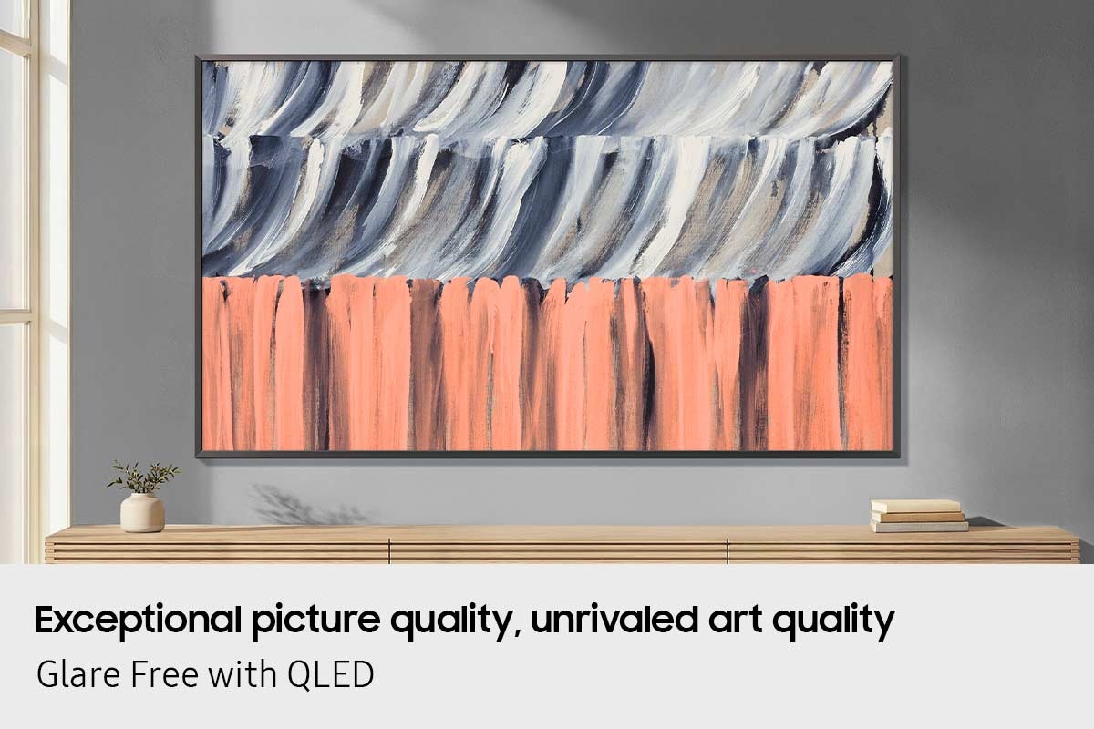 Yansımasız QLED ekranlı The Frame TV, modern bir iç mekanda yansımaları azaltıp tutarlı parlaklık sunarak soyut sanat eserlerini gerçeğe yakın bir şekilde sergiler.