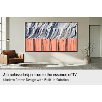 Büyük pencereli, deri koltuklu ve lambaderli minimalist bir oturma odasında, duvara sıfır monte edilmiş ve soyut bir sanat eseri sergileyen The Frame TV, çerçeveli bir tablo gibi mekana kusursuzca uyum sağlıyor.