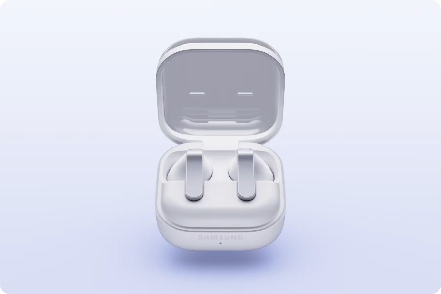 Şarj Kutusuna yerleştirilmiş bir çift Galaxy Buds4 görünüyor. Şarj Kutusunun kapağı açılıyor ve saat yönünde dönüyor, ardından kapak kapanıyor. Şarj Kutusu, kablosuz şarj pedinin üzerine yerleştiriliyor ve kutunun pil gösterge ışığı yandığında şarj pedinin ışığı da yanıyor.