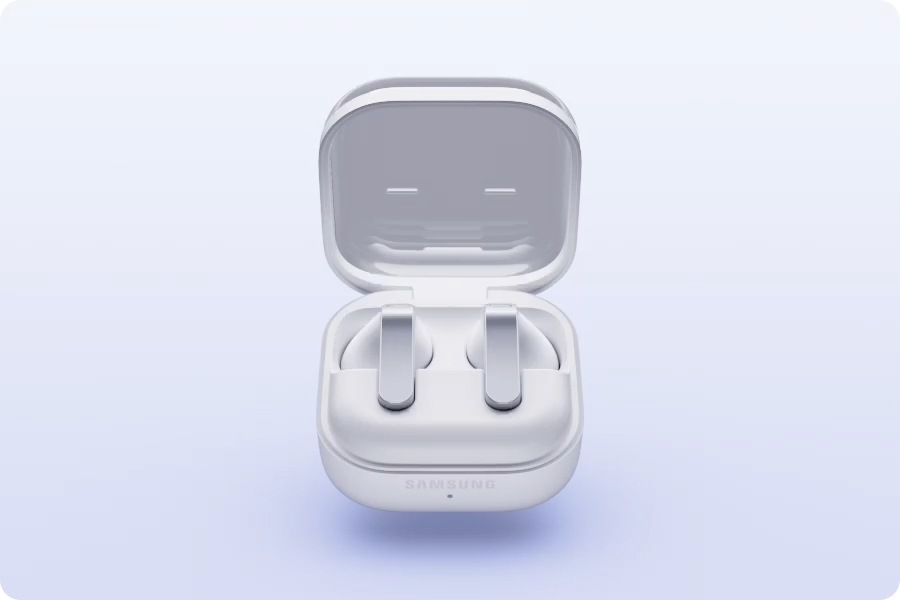 Şarj Kutusuna yerleştirilmiş bir çift beyaz Galaxy Buds4.