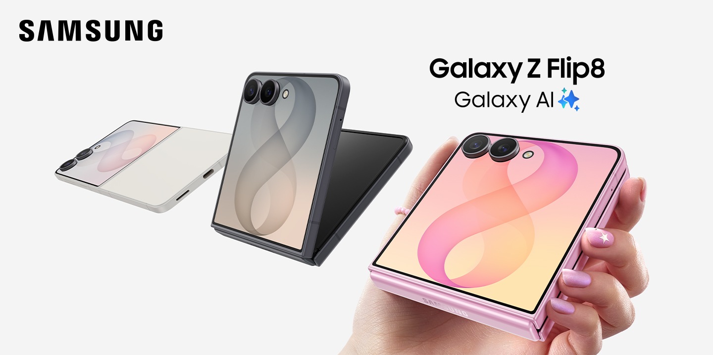 Çeşitli pozisyonlarda üç tane Galaxy Z Flip8 cihazı görülüyor. Krem renkli bir cihaz, arkadan açılmış halde görülüyor. Ardından, Grafit Gri renkli başka bir cihaz kapak ekranından kısmen açılmış şekilde görülüyor. Son olarak, kapak ekranı yukarı bakacak şekilde tek elde tutulan Pembe renkli katlanmış bir cihaz görülüyor.