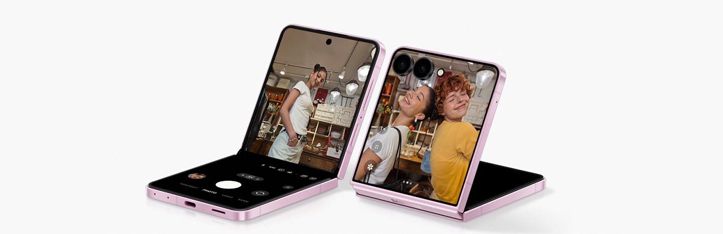 İki Galaxy Z Flip8 cihazı FlexMode’da görülüyor. Biri ana ekrandan, diğeri ise kapak ekranından görülüyor. Selfie'ler FlexCam ile çekilmiş.