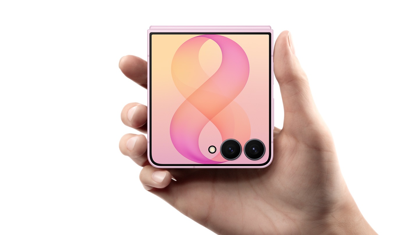 Galaxy Z Flip8 tek elde rahatça tutuluyor.