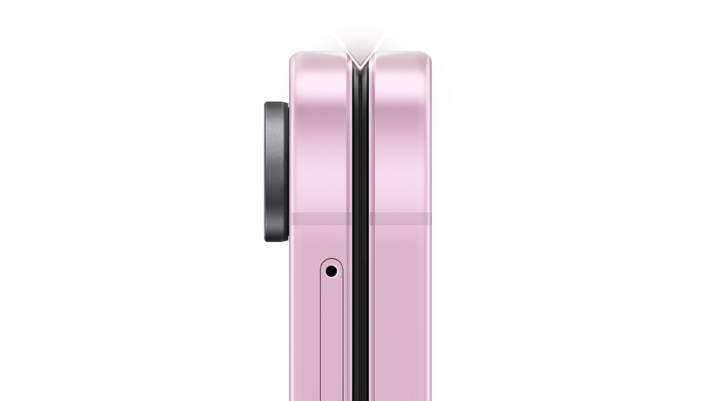 Galaxy Z Flip8'in daha kolay açılması için genişletilmiş iç çerçevesini gösteren kenar yakın çekimi.