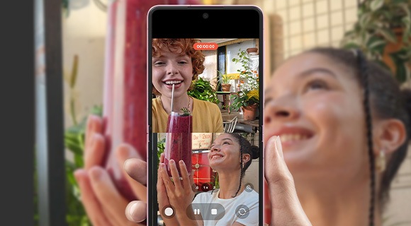 İkili Kayıt videosu, açılmış haldeki Galaxy Z Flip8’in ana ekranında dikey bölünmüş görünümde hem kullanıcıyı hem de çektiği kişiyi aynı pozları verirken gösteriyor.
